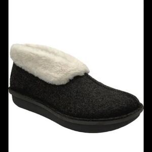 ✨ CLOUDSTEPPERS by Clarks Faux Fur & Felt Slippers Step Flow Low✨